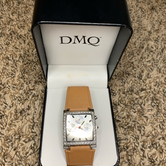 DMQ women's leather band watch - Picture 2 of 2